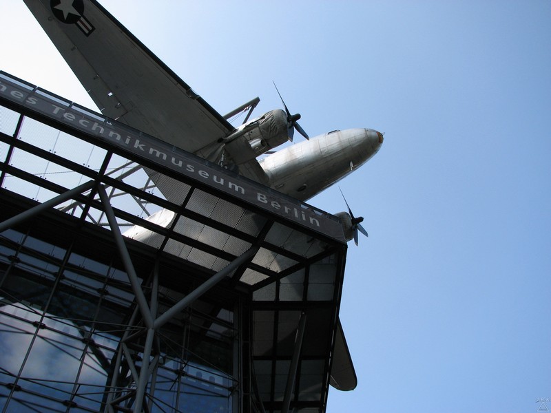 Very low flying plane ;)